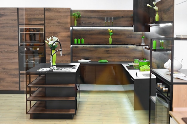 Foto design moderno di una cucina in legno marrone scuro con elementi eco verdi