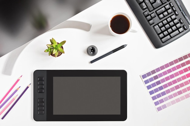 Photo modern designer workspace with graphic tablet monitor keyboard succulent plant