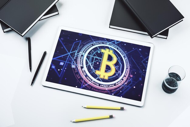 Foto monitor tablet digitale moderno con simbolo bitcoin creativo concetto di criptovaluta vista dall'alto rendering 3d