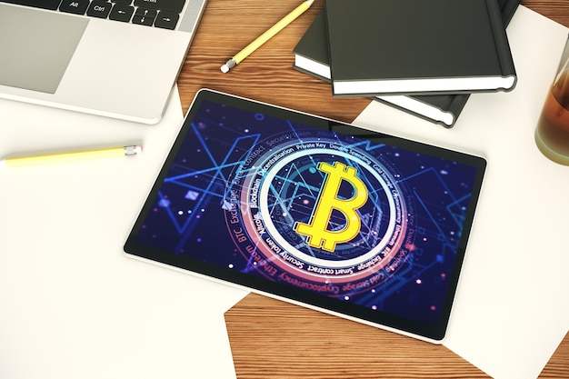 創造的な Bitcoin シンボル Cryptocurrency コンセプト トップ ビュー 3 d レンダリングと現代のデジタル タブレット モニター