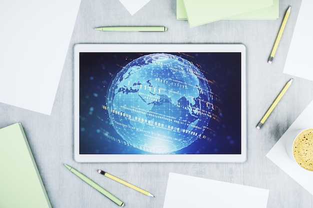 추상적인 그래픽 코딩 스케치와 세계 지도, 빅 데이터 및 네트워킹 개념을 가진 현대 디지털 태블릿 스크린