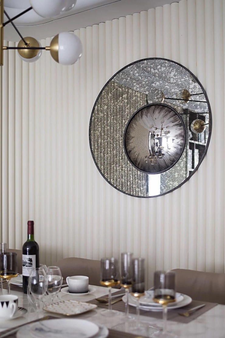 Photo modern dining room with round mirror