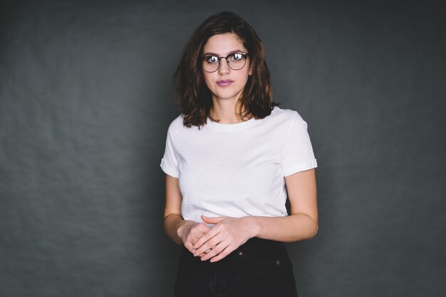 眼鏡をかけた現代の不機嫌な女性