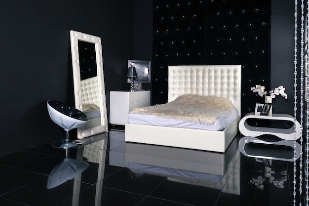 Modern donker luxe zwart interieur met witte chique meubels