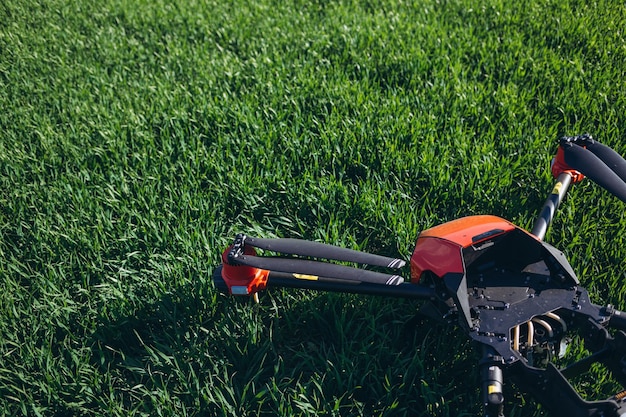 Drone moderno che sorvola il campo di grano in una giornata di sole industria agricola
