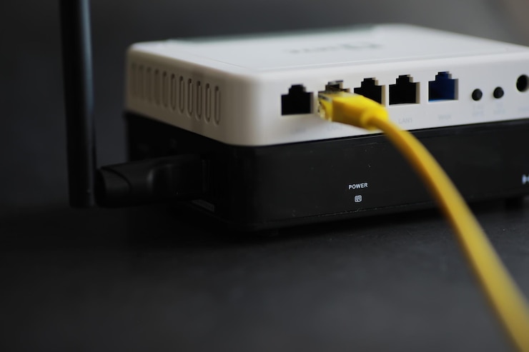 Photo modern dual band wireless router man working in the background fast and wireless internet concept
