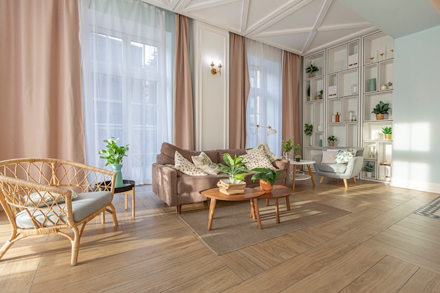 Modern duur luxe open appartement. Rijk interieur in Scandinavische stijl met houten balken aan het plafond in pastelkleuren