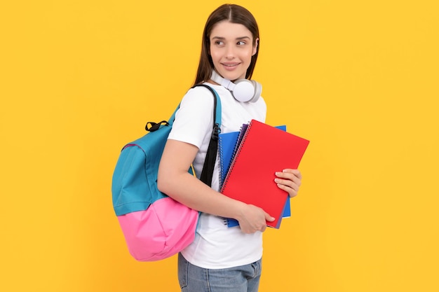 Concetto di istruzione moderna sorridente studente tenere notebook ragazza in possesso di notebook