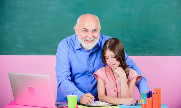 현대 교육 행복한 학생 학생 소녀 칠판에 남자 교사 노트북을 든 여학생 및 교사 수석 교사와 학교 수업에서 소녀 현대 교육 방법 현대 지식