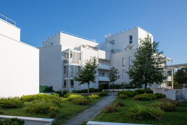 Modern eigentijds residentieel nieuw blokgebouw met balkon