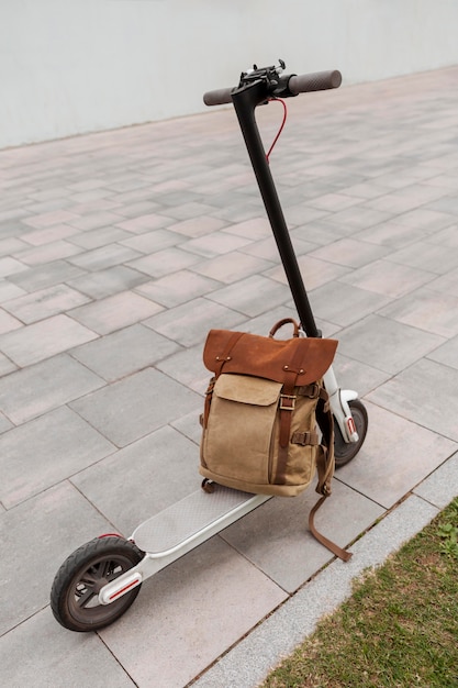 Фото Современный электросамокат с рюкзаком