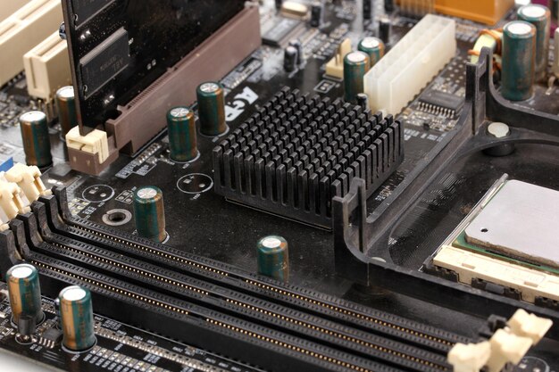 現代の電子基板マザーボードのクローズアップ