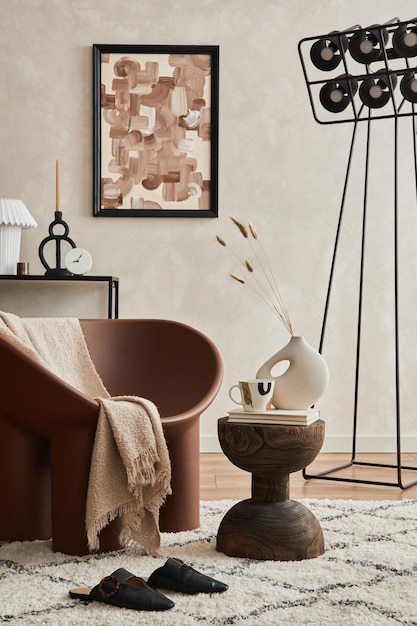 Современный дизайн интерьера гостиной elegnat с креативным креслом, консолью, рамкой для макета плаката, лампой и стильными личными аксессуарами. Скопируйте пространство. Шаблон.
