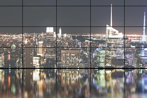Современный пустой интерьер офиса с освещенным ночным видом на город и отражениями на бетонном полу Концепция дизайна 3D рендеринга