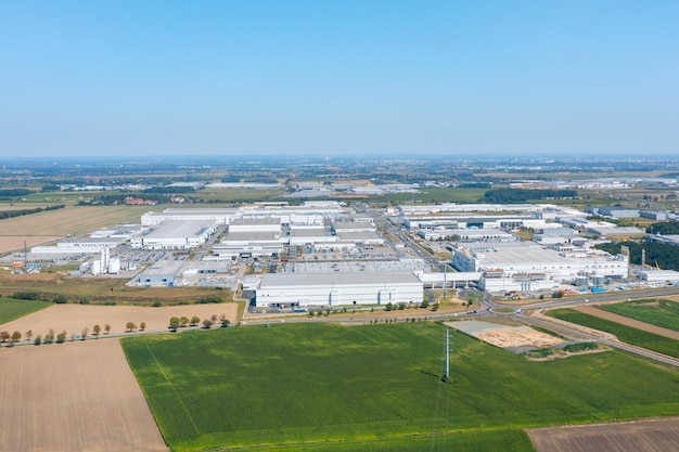 Современная европейская промышленность Множество производственных зданий большой завод по производству современной электроники вид с воздуха