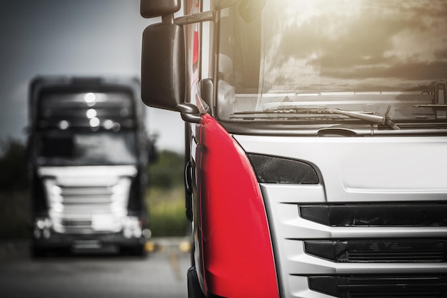 Фото Современные европейские полугрузовики на пути к конечному месту доставки грузовые перевозки бизнес транспортная промышленность