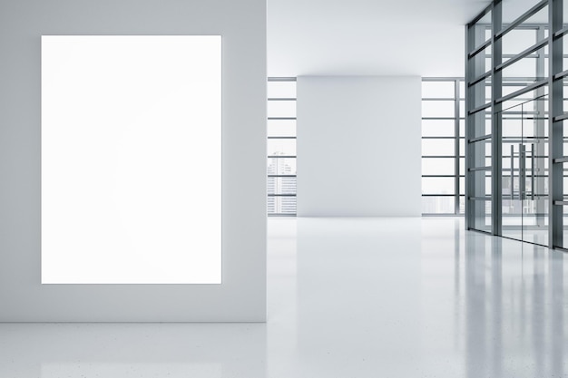 Современный интерьер выставки с панорамной оконной рамой и дневным светом с видом на город и белым макетом плаката на стене Галерея и концепция музея 3D рендеринг