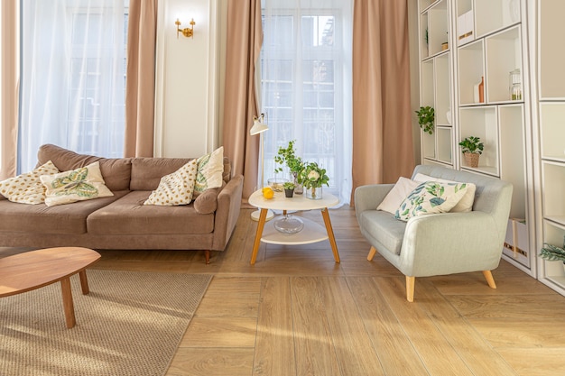 현대적인 값비싼 고급 오픈 플랜 아파트입니다. 파스텔 색상의 천장에 나무 기둥이 있는 풍부한 스칸디나비아 스타일의 인테리어