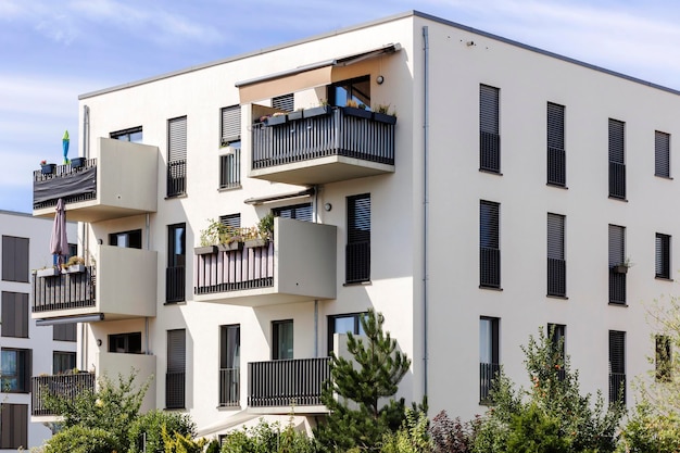 Modern exterieur huis met comfort balkon patio tuin en landschapsarchitectuur Modern ontwerp van appartement