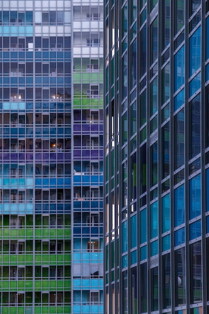 Современный фасад офисного здания представляет собой абстрактный фрагмент с блестящими окнами в стальной конструкции. Отличный фон для визитки, флаера, баннера с местом для надписи или логотипа
