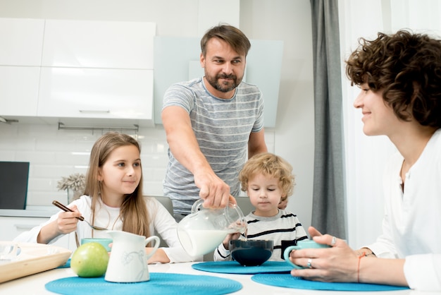 Famiglia moderna che gode della prima colazione