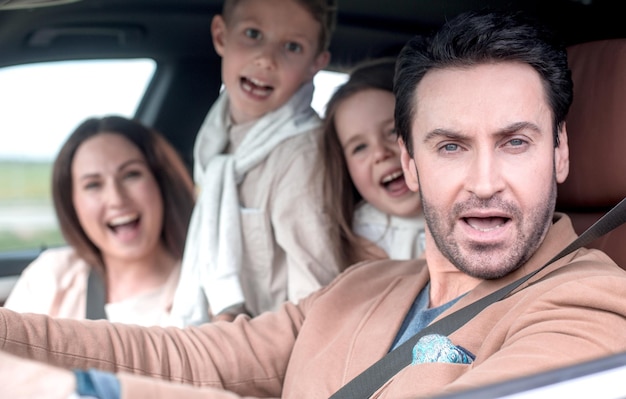 La famiglia moderna viaggia in auto