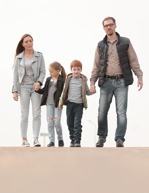 Foto famiglia moderna con due bambini che camminano insieme