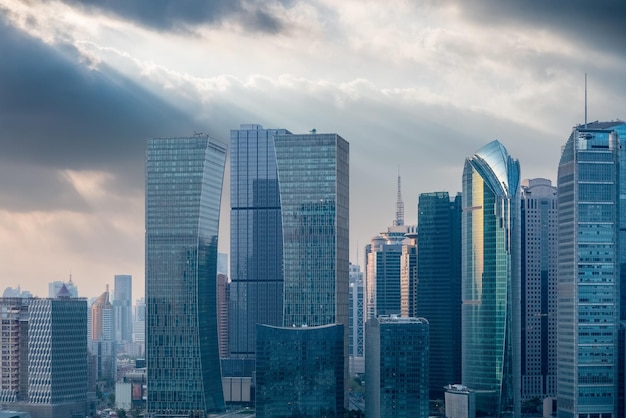 Modern financieel gebouw tegen een dramatische hemel in shanghai