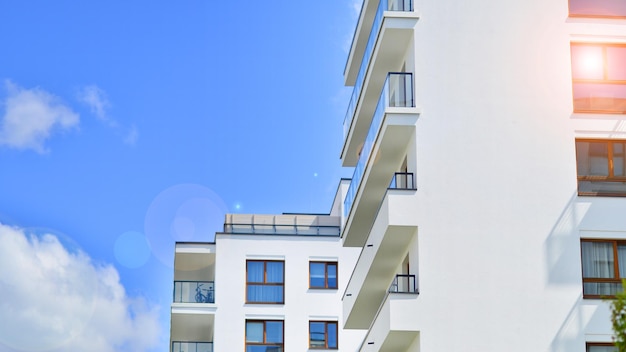 Modern flatgebouw in zonnige dag Exterieur woonhuis gevel