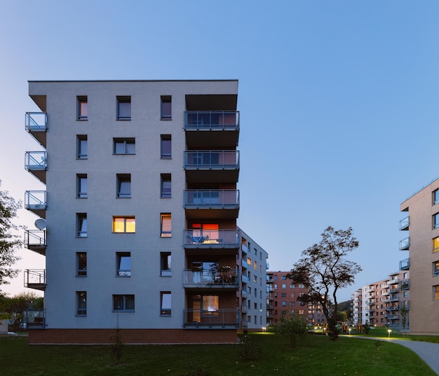 Modern flatgebouw onroerend goed concept. Buiten woonhuis faciliteiten. 's Nachts