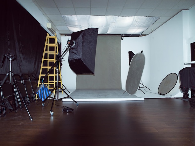 Foto modern fotostudio-interieur met professionele verlichtingsapparatuur