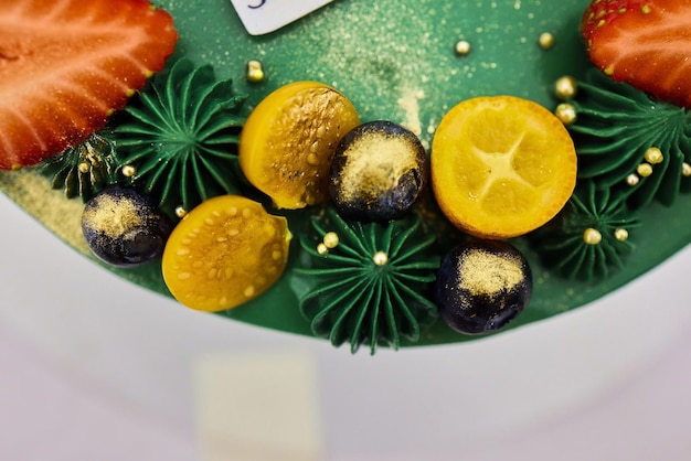 메뉴 또는 제과 카탈로그를 위한 녹색 거울 유약 그림이 있는 현대 프랑스 무스 케이크