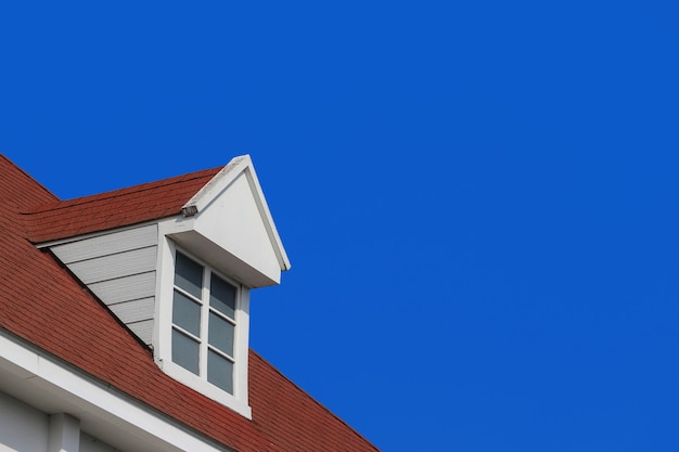 Foto parete moderna della casa di progettazione del tetto di timpano con il chiaro fondo del cielo blu.