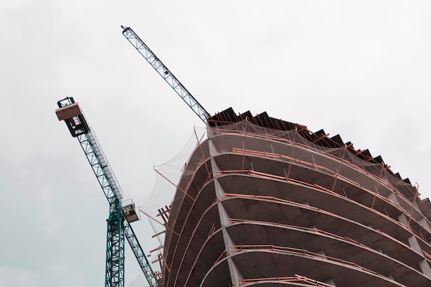 Modern gebouw in aanbouw in een Europese stad