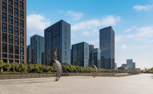 Modern gebouw kantoorgebouw en stad straat in Ningbo zakenwijk