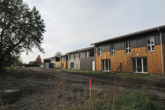 Modern gebouw met hout buiten