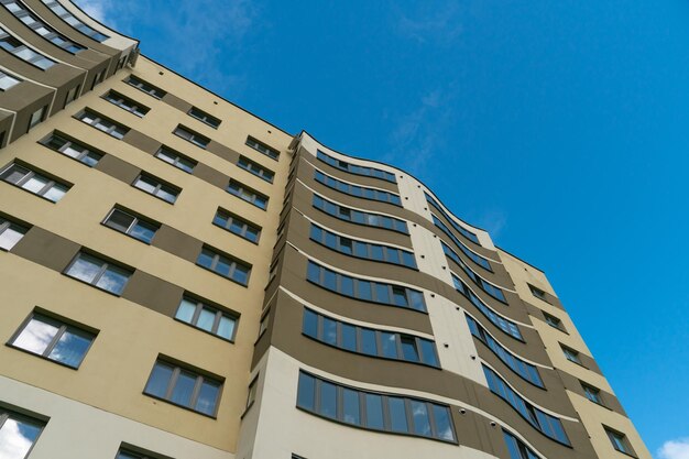 Modern gebouw met meerdere verdiepingen in het stadscentrum tegen de achtergrond van wolken Mooi hoog gebouw in een Russische stad