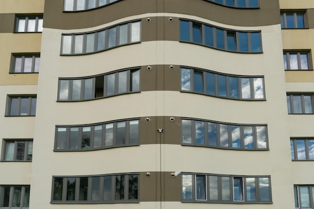 Modern gebouw met meerdere verdiepingen in het stadscentrum tegen de achtergrond van wolken Mooi hoog gebouw in een Russische stad