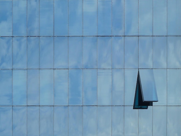 Modern gebouw met reflecties uit de lucht en geopend raam
