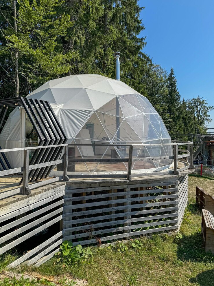 Photo modern geodesic dome located in a serene forest setting for ecofriendly living and relaxation