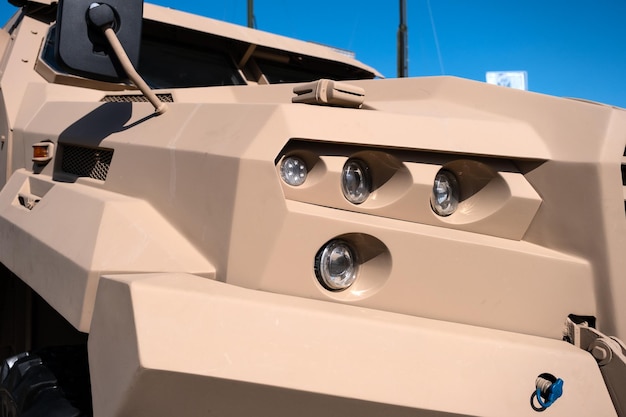 Modern gepantserd voertuig close-up modern militair materieel zwaar gevechtsvoertuig