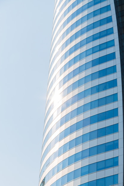 Modern glasgebouw in de stad met bezinningen