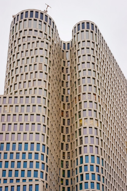 ドイツの首都ベルリンの住宅およびオフィスビル建築としての近代的なガラスの超高層ビル。ドイツのアパートと家、不動産。