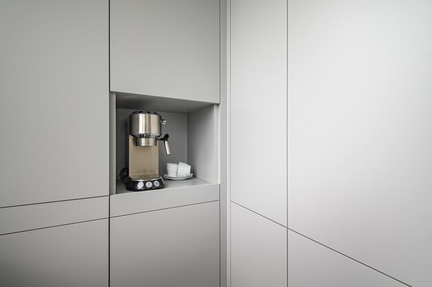 에스프레소 커피 머신이 있는 현대적인 회색 주방 코너