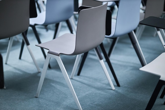 현대적인 회색 플라스틱 사무실 의자 청중 안에 여러 줄의 빈 플라스틱 의자