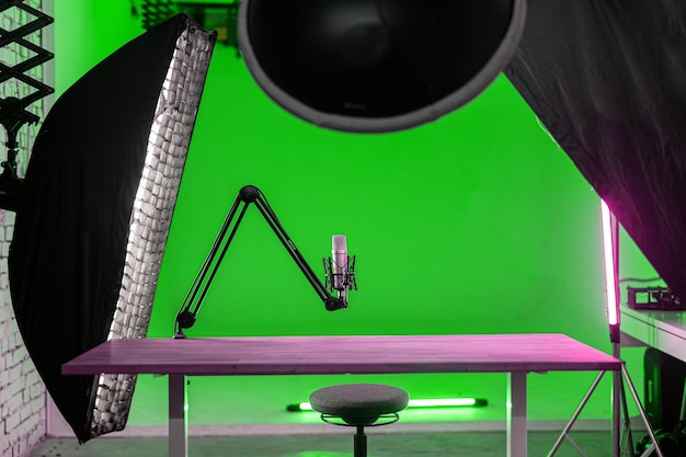 Современный зеленый интерьер фотостудии с профессиональным оборудованием Концепция фотографии 3D рендеринг