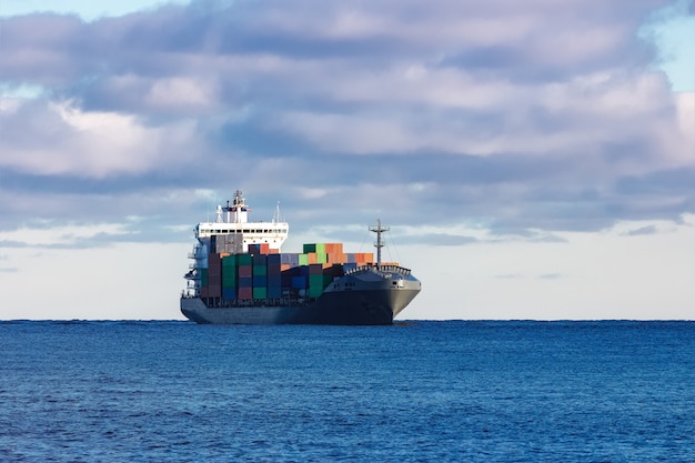 Photo modern grey container ship moving in still water