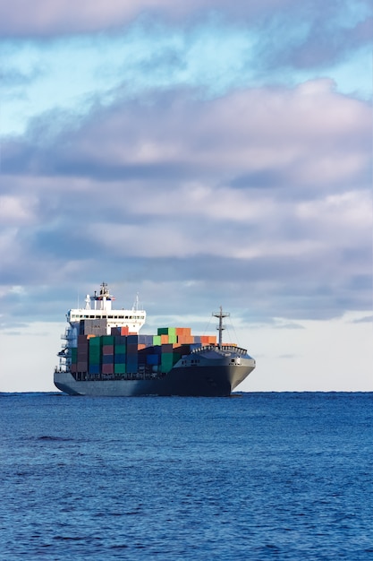 Photo modern grey container ship moving in still water