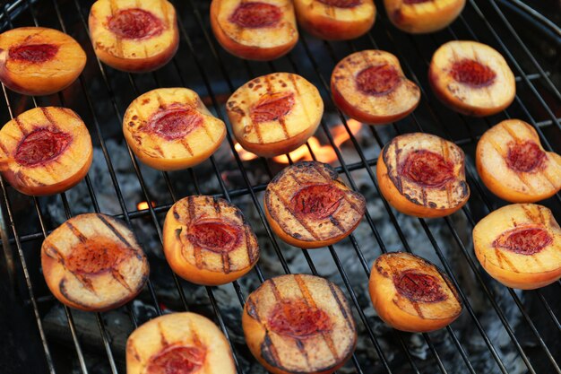 Photo modern grill with tasty cut peaches closeup