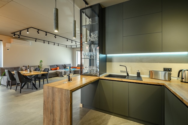 Modern groot luxe studio-appartement met eettafel